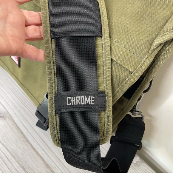 Chrome Citizen Messenger Bag in army green - Picture 3 of 12